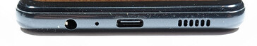 Dół: 3.port 5mm, mikrofon, port USB-C, głośniki