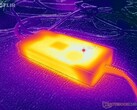 Mapa temperatur przedstawiająca zasilacz sieciowy MSI Stealth 18 podczas uruchamiania gry Cyberpunk 2077 (źródło obrazu: Notebookcheck)