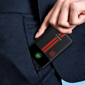 Powerbank Honor Life z wbudowanym wyświetlaczem pokazany w kieszeni ubrania