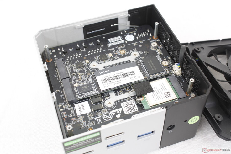 Obsługiwane są maksymalnie dwa dyski SSD M.2 2280. Chociaż nie mają one rozpraszaczy ciepła, wentylator znajduje się bezpośrednio nad nimi w celu chłodzenia