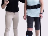 Kombinezon Lifeward ReStore Exo-Suit pomaga w rehabilitacji po udarze mózgu, prawidłowo unosząc stopę przy każdym kroku. (Źródło: Lifeward)