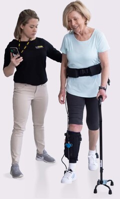 Kombinezon Lifeward ReStore Exo-Suit pomaga w rehabilitacji po udarze mózgu, prawidłowo unosząc stopę przy każdym kroku. (Źródło: Lifeward)