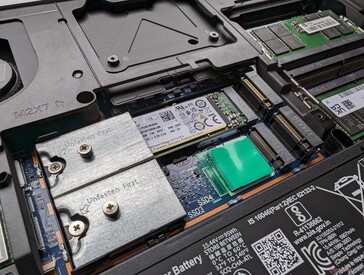 4 gniazda M.2 2280 na dyski SSD