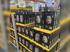 Palety zestawów Lego Nintendo Game Boy Box na wystawie w Sam&#039;s Club (źródło zdjęcia: r/lego)
