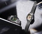 Modele Seiko 5 Sports Field GMT HDB001 z zieloną tarczą oraz HDB002 z kremową tarczą, prezentowane obok siebie na pięciogłowych bransoletkach ze stali nierdzewnej; każdy z nich wyposażony jest w nieruchomą 24-godzinną ramkę oraz pomarańczową wskazówkę GMT.