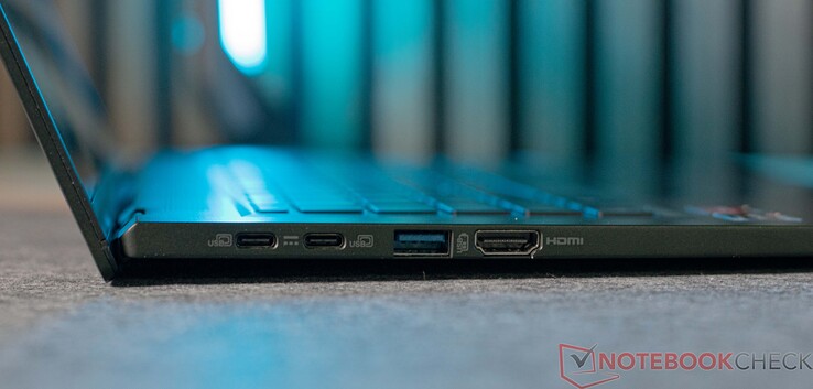 Lewa strona: 2x USB4 z DisplayPort (40 Gb/s, zasilanie), 1x USB-A 3.0, 1x HDMI 2.1