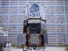 Inżynierowie NASA instalujący osłonę przeciwsłoneczną na teleskopie kosmicznym Nancy Grace Roman (źródło zdjęcia: NASA i Sophia Roberts)