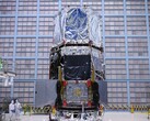 Inżynierowie NASA instalujący osłonę przeciwsłoneczną na teleskopie kosmicznym Nancy Grace Roman (źródło zdjęcia: NASA i Sophia Roberts)