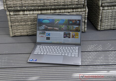 Lenovo ThinkBook 14x podczas użytkowania na zewnątrz w cieniu