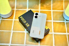 Xiaomi Poco X8 długo działa na jednym ładowaniu, jest solidny i niestraszna mu też woda.