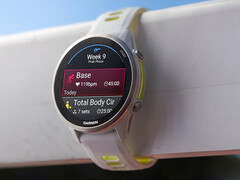 Forerunner 970 w kombinacji kolorów Whitestone i Translucent Amp Yellow. (Źródło zdjęcia: Garmin)