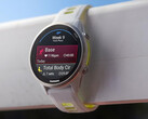 Forerunner 970 w kombinacji kolorów Whitestone i Translucent Amp Yellow. (Źródło zdjęcia: Garmin)