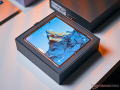 Honor Magic V6 nie jest w stanie całkowicie ukryć wewnętrznego zagięcia wyświetlacza, gdy patrzy się na niego z ukosa.