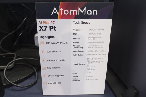 AtomMan X7 Pt posiada szeroką gamę portów i jest wyposażony w chłodzenie cieczą, które utrzymuje niską temperaturę APU Ryzen 9 8945HS pod obciążeniem. (Źródło: PCWatch)