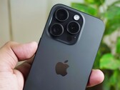 Apple iPhone 15 Pro i Pro Max cieszą się znacznie większą popularnością niż tańsze modele podstawowe. (Zdjęcie: nitin v)