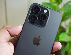 Apple iPhone 15 Pro i Pro Max cieszą się znacznie większą popularnością niż tańsze modele podstawowe. (Zdjęcie: nitin v)