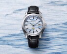Model Citizen AQ4090-08A przedstawiony na tle papieru washi w kolorze indygo, co podkreśla niebieski wzór przypominający mgłę na ręcznie wykonanej tarczy.