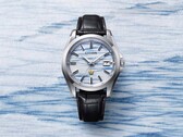 Model Citizen AQ4090-08A przedstawiony na tle papieru washi w kolorze indygo, co podkreśla niebieski wzór przypominający mgłę na ręcznie wykonanej tarczy.