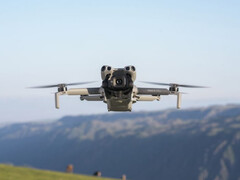 DJI Mini 5 Pro w locie. (Źródło zdjęcia: Roland Quandt) 