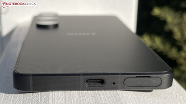 Dół: krawędź podstawy: USB-C, mikrofon, SIM/microSD