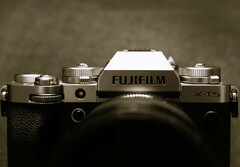 Przedstawiony tutaj aparat Fujifilm X-T5 ma wkrótce doczekać się następcy.