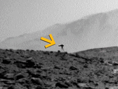 Tajemniczy „statyw bojowy” lądownika Curiosity na Marsie. Ten dziwaczny obiekt pojawił się tylko w jednym kadrze.
