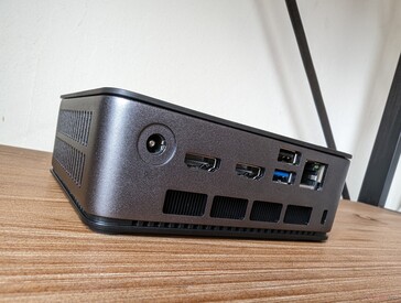 Tył: Zasilacz sieciowy, 2x HDMI 2.1, USB-A 2.0, USB-A 3.2 Gen. 2, RJ-45 2,5 Gb/s, gniazdo blokady Kensington