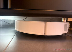 Qrevo Curv 2 Pro czyści pod większą ilością mebli dzięki wysuwanej wieży laserowej