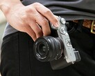 Sony A7C II ma mieć w większości niezmienioną konstrukcję odziedziczoną po A7C pierwszej generacji. (Źródło obrazu: Sony)