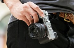 Sony A7C II ma mieć w większości niezmienioną konstrukcję odziedziczoną po A7C pierwszej generacji. (Źródło obrazu: Sony)