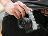 Sony A7C II ma mieć w większości niezmienioną konstrukcję odziedziczoną po A7C pierwszej generacji. (Źródło obrazu: Sony)