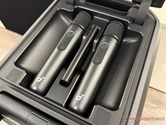 dwa mikrofony pod osłoną...