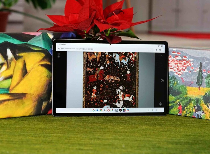 12,7-calowy wyświetlacz oferuje częstotliwość odświeżania 144 Hz i 98% pokrycie palety sRGB.