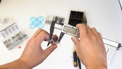 Obraz drona w ręku (źródło obrazu: Hoarder Sam; zrzut ekranu)