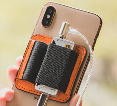 Opcjonalna kabura na klucz magnetyczny można zamocować na dowolnym telefonie z technologią MagSafe.