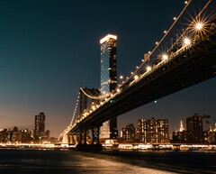Jasne światła Manhattanu w Nowym Jorku (źródło zdjęcia: Alejandro Luengo/Unsplash)