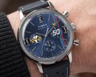 Chronograf Peanuts® x Timex Marlin® noszony na nadgarstku, charakteryzujący się niebieską tarczą, perforowanym niebieskim skórzanym paskiem oraz wzorem chronografu nawiązującym do postaci Snoopy’ego.