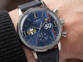 Chronograf Peanuts® x Timex Marlin® noszony na nadgarstku, charakteryzujący się niebieską tarczą, perforowanym niebieskim skórzanym paskiem oraz wzorem chronografu nawiązującym do postaci Snoopy’ego.