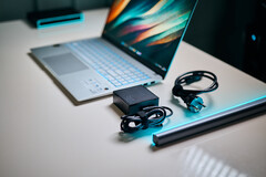 SoC Qualcomm Snapdragon X Elite w Asus Vivobook S15 prawie nie potrzebuje zasilacza, aby osiągnąć pełną wydajność. (Źródło zdjęcia: Alex Waetzel / Notebookcheck)