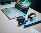 SoC Qualcomm Snapdragon X Elite w Asus Vivobook S15 prawie nie potrzebuje zasilacza, aby osiągnąć pełną wydajność. (Źródło zdjęcia: Alex Waetzel / Notebookcheck)