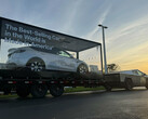 Cybertruck holuje Model Y (zdjęcie: TeslaNewsWire/X)