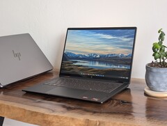 Modele OmniBook X Flip 14 mogą wyglądać identycznie jak OmniBook X 14 w obudowie typu clamshell, jednak jeden z nich charakteryzuje się znacznie większą wydajnością graficzną