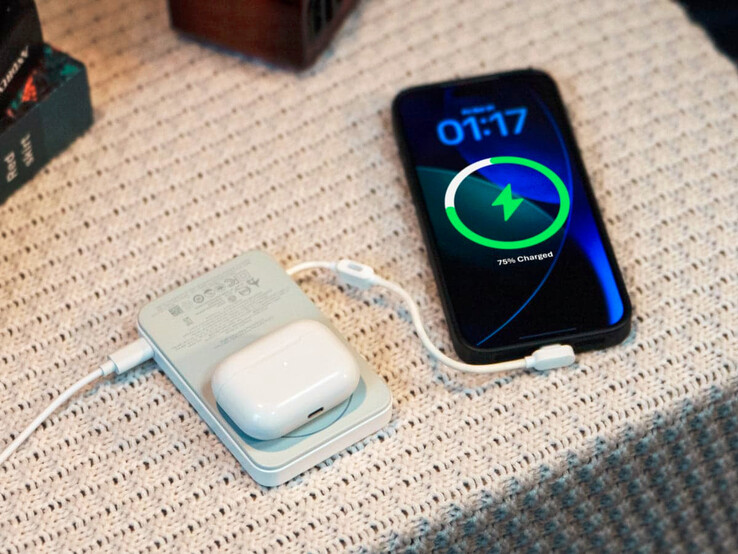 Nowy magnetyczny power bank Rapid Mag Qi2.2 może ładować trzy urządzenia jednocześnie. (Źródło zdjęcia: EcoFlow)