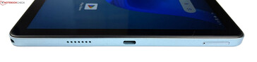 po prawej: gniazdo słuchawkowe 3,5 mm, głośniki, USB-C 2.0, hybrydowe gniazdo SIM/microSD