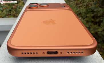 Dół: mikrofon, USB-C, głośność