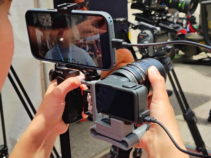 Mission 1 Pro ILS z mocowaniem wydrukowanym w 3D, leworęcznym uchwytem Small Rig, smartfonem podłączonym przez USB i obiektywem makro TTArtisan APS-C 40 mm F2.8.