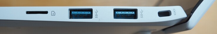Po prawej: microSD, 2x USB-A 3.2 gen 2x1, blokada Kensington