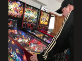 Nowozelandzki kolekcjoner automatów do pinballa Kim Michael Dozier gra na automacie do pinballa Iron Maiden w Kimzone