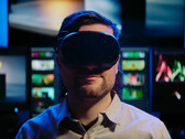 Na zdjęciu gracz noszący zestaw VR Valve Steam Frame