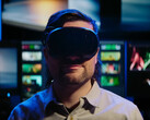 Na zdjęciu gracz noszący zestaw VR Valve Steam Frame